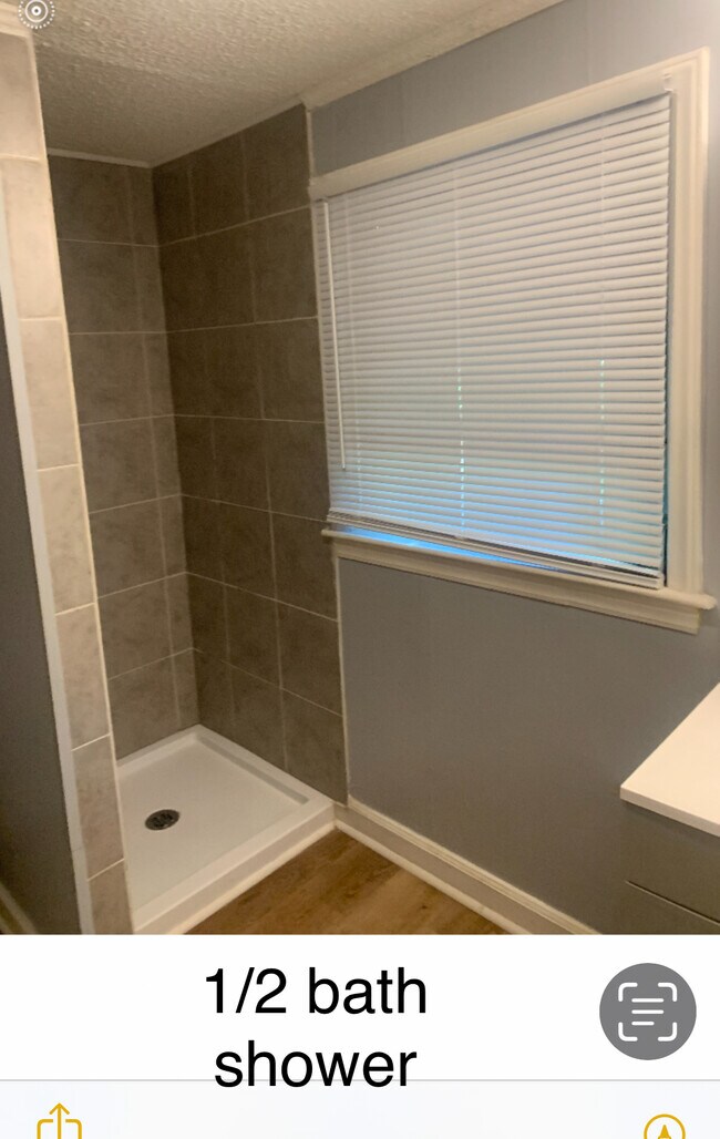 1/2 baño - 707 Salisbury St