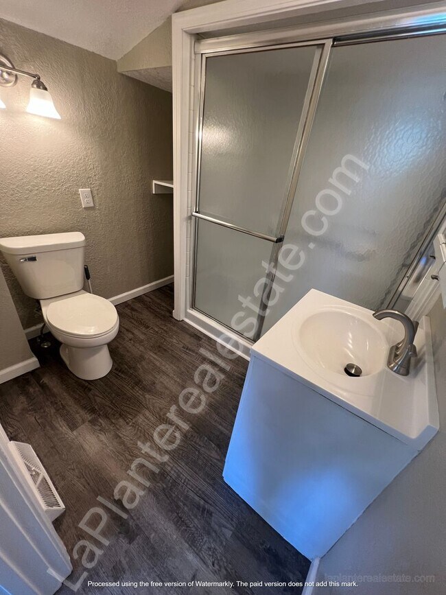 Building Photo - Welcome to this cozy 2 bedroom, 1 bathroom...
