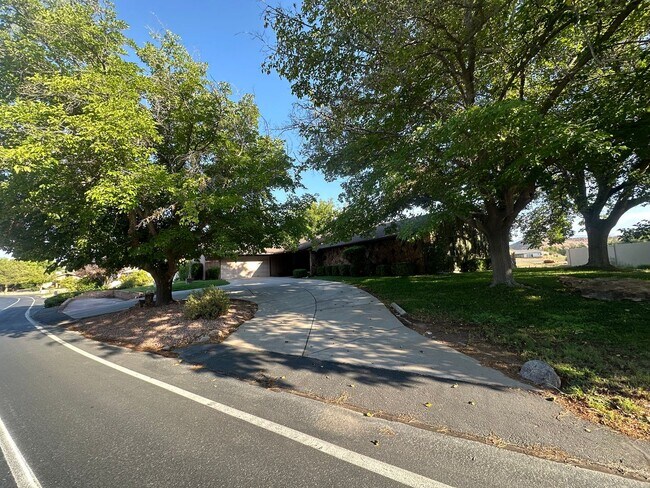 Building Photo - Beautiful Bloomington Home!