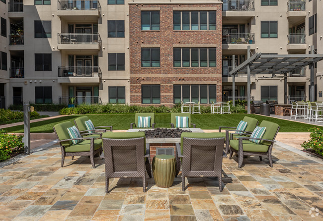 Courtyard with Fire Pit and Grilling Station - Muse at Museum District