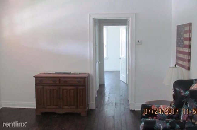 Building Photo - 3 br, 1 bath House - 531 W 49th St