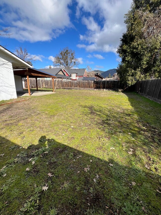 Building Photo - 2BED 1BATH - Off Street Parking, Fenced Ya...