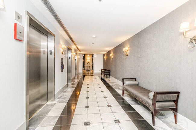 Foto del edificio - 70 W Huron St