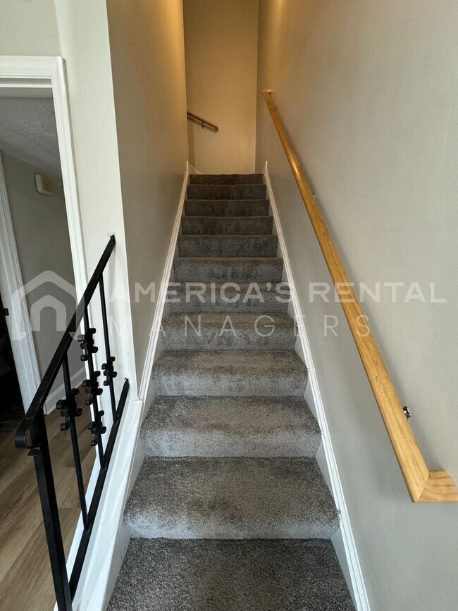 Building Photo - Townhome available in Pelham!