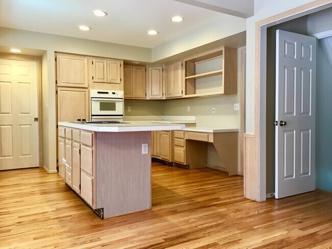 Building Photo - Beautiful 4 Bedroom Home in Timberline Ridge