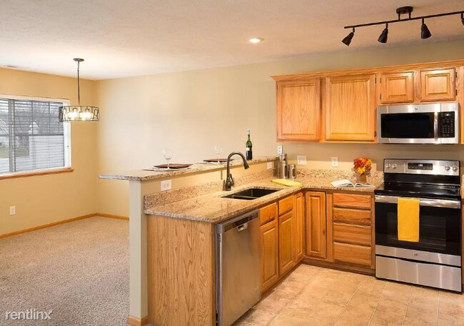 Building Photo - 3 br, 2.5 bath Townhome - 1758 N 176th Plz