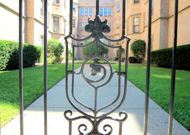 Foto del edificio - 7443 N Claremont Ave