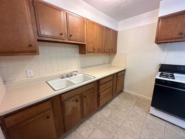 Building Photo - Centrally located 2-bedroom 1 bathroom dup...