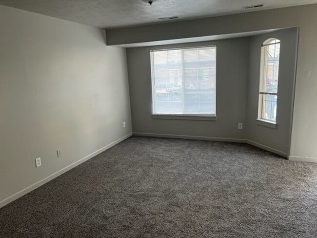 Building Photo - Beautiful town house with central air.