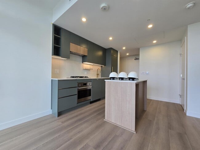 Building Photo - 2307 13573 98 A AVENUE