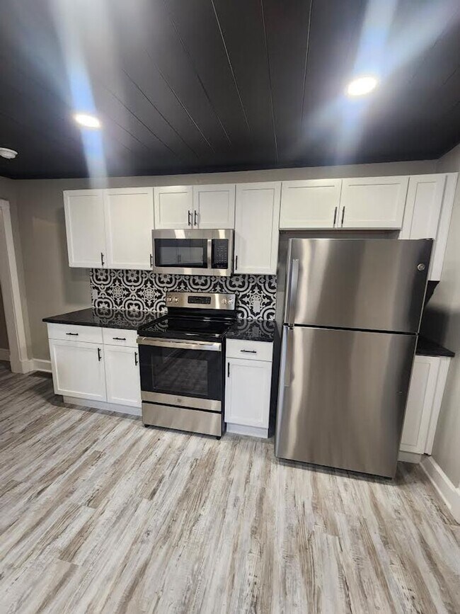 Foto del edificio - Spacious 3 Bedroom Duplex Near 10th and Sherman Dr.