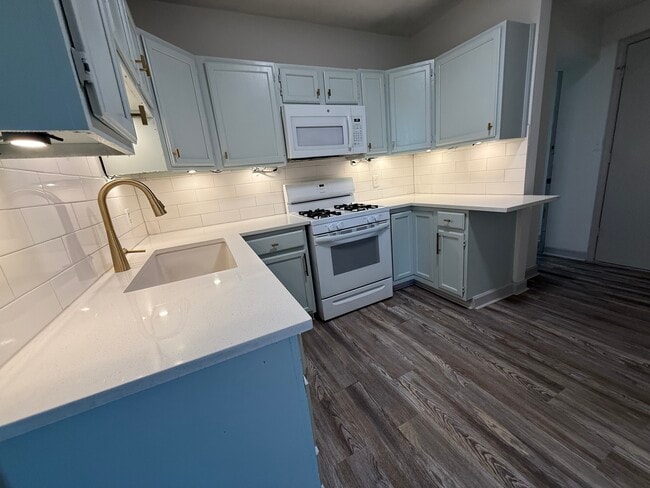 Building Photo - 8852 Woodland Dr