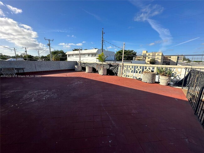 Building Photo - 2120 Collins Ct
