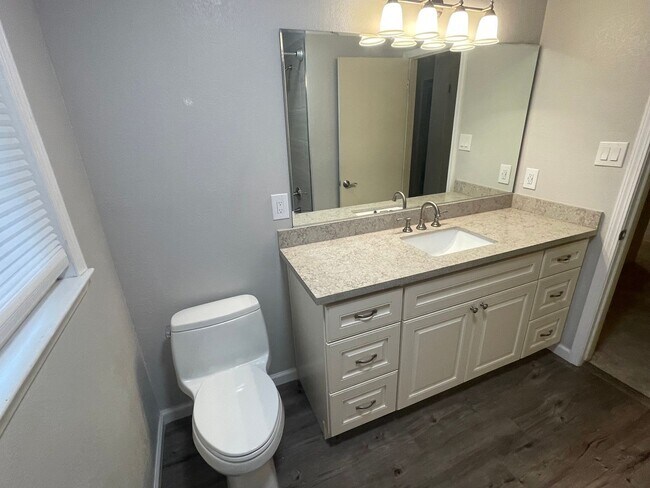 Foto del edificio - $3195 / 3 BR 2 BTH- Best deal for a 3-bedr...