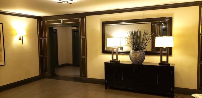 Foto del edificio - 4900 N Marine Dr
