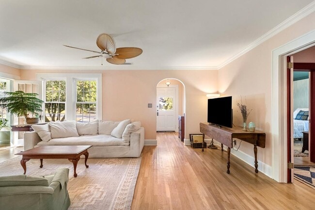 Foto del edificio - 821 Ingleside Ave