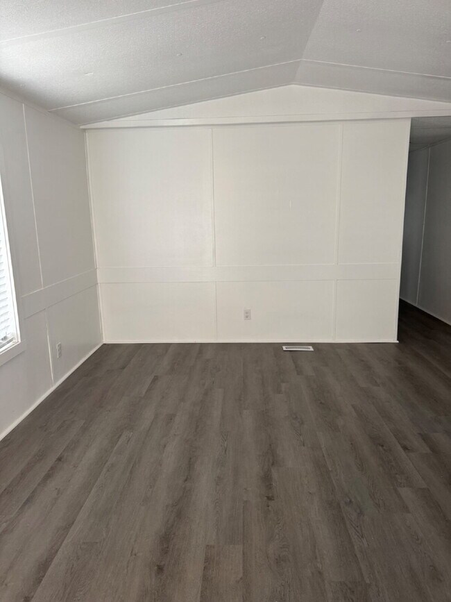 Building Photo - 40 Friendly Cir