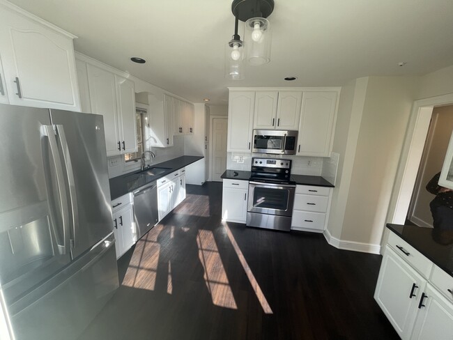 Kitchen with SS appliances - 7 Darien Close