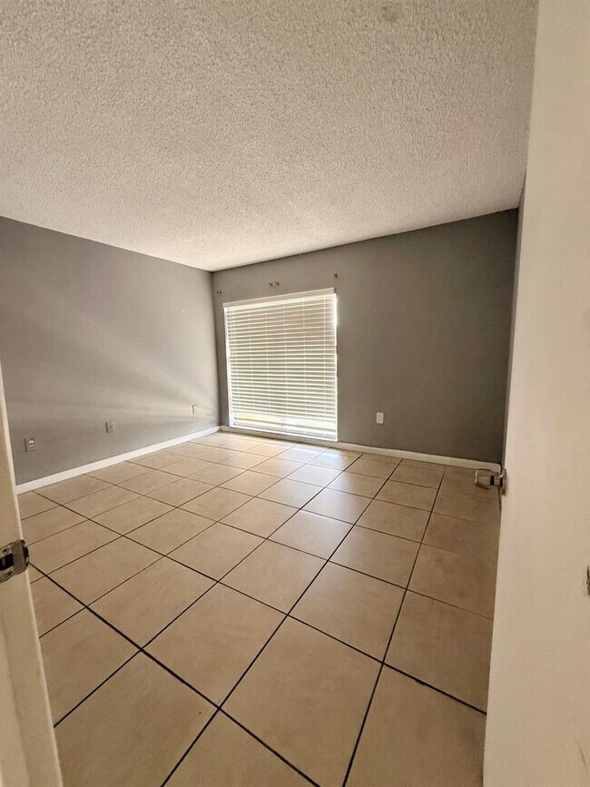 Foto del edificio - 8775 Park Blvd