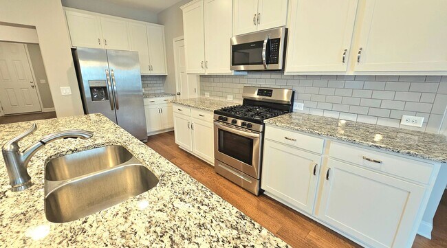Foto del edificio - Hardin Valley / Knoxville 37932 - New, 3 b...