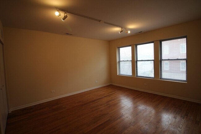 Foto del edificio - 3007 W Lawrence Ave
