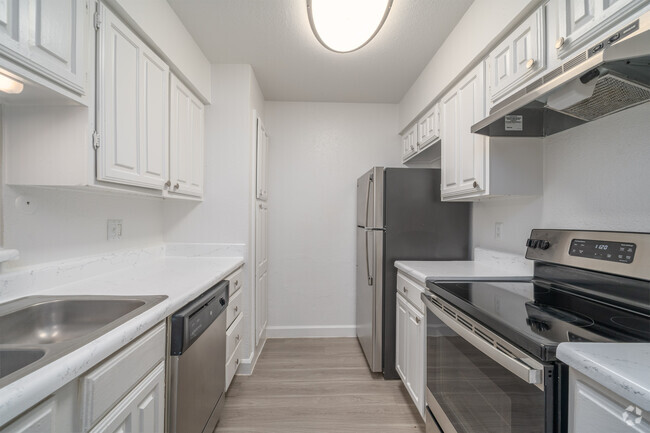 1BR, 1BA - 650SF - Kitchen - The Forest Apartments