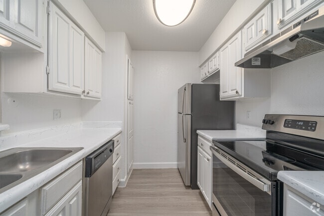 1BR, 1BA - 650SF - Kitchen - The Forest