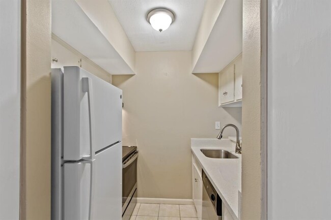 Building Photo - 2121 Fountain View Dr