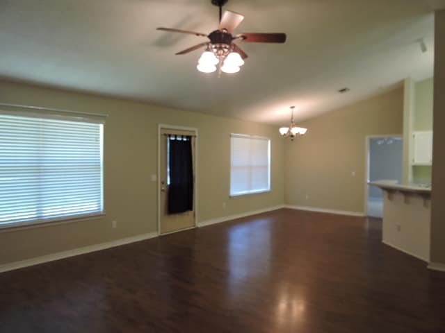 Building Photo - MOVE IN SPECIAL - 1 WEEK FREE RENT - MINUT...