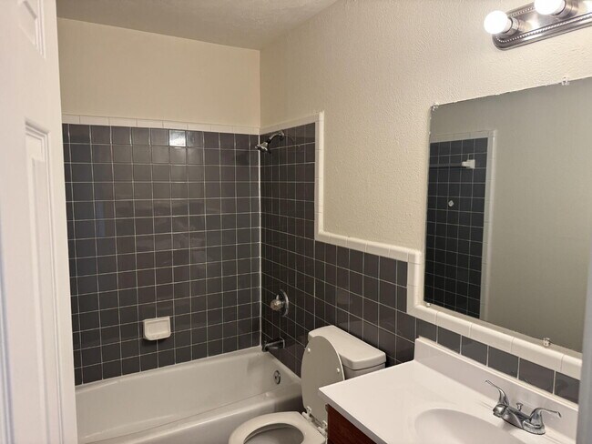 Foto del edificio - Pecan Cove Apartments – Hidden Gem - Secluded - Tranquil - 2 Bedroom Apartment homes located on a...