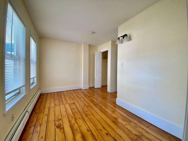 Building Photo - Avail. 2/1: Top Floor Unit: 1 Bed/1 Bath