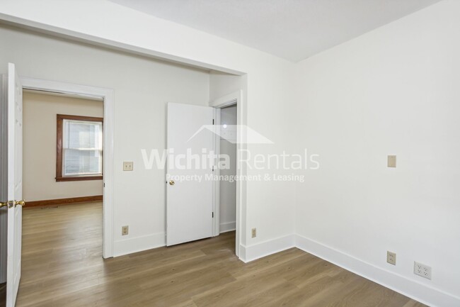 Foto del edificio - 3 bedroom 1 bath in the Delano District!