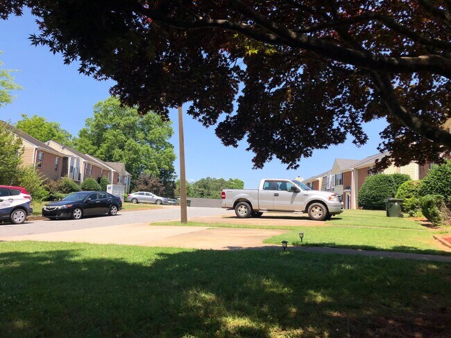 Foto del edificio - Updated 2bd/2ba Townhome Walking Distance ...