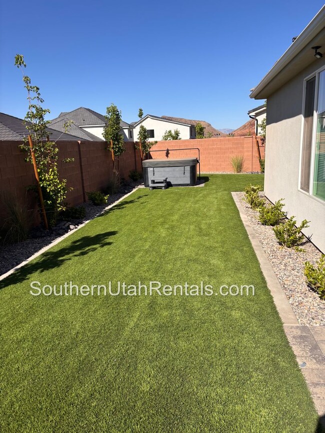 Building Photo - Beautiful 4 bed | 3 Bath | 3 Car Garage of...