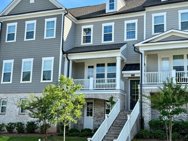 Foto del edificio - Gorgeous 4 Bedroom | 3.5 Bath Cary Townhom...