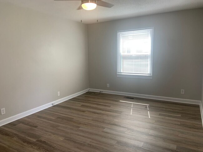 Building Photo - Renovated 2 Bedroom in Garden Homes
