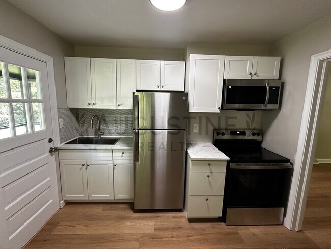 Building Photo - 2723 Robin Hood Dr