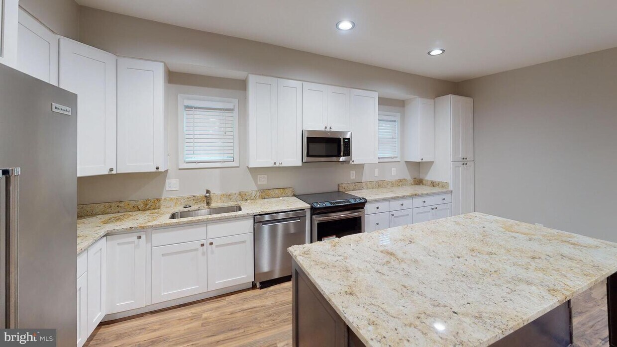 Foto principal - 822 N Kenmore St