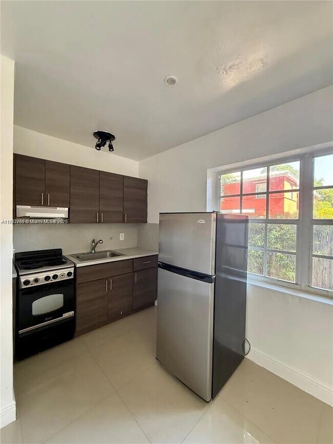 Foto del edificio - 551 NE 61st St