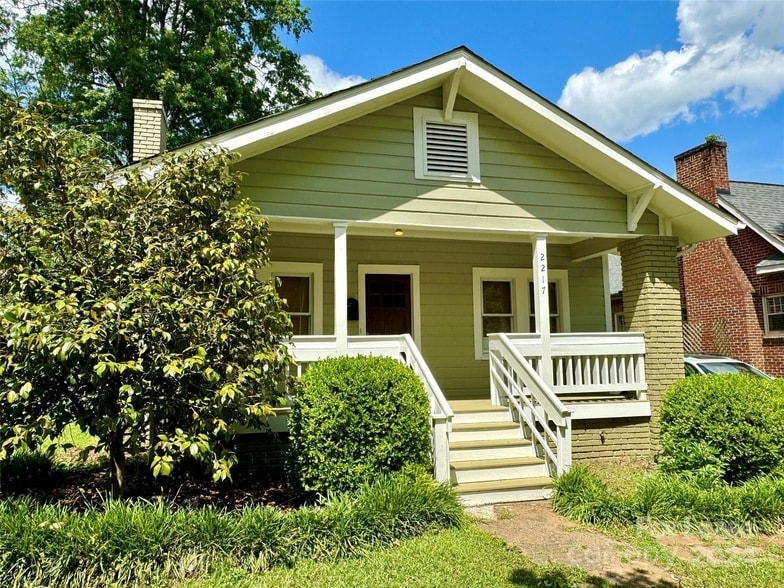 Primary Photo - 2217 Commonwealth Ave