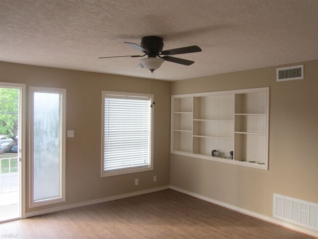 Building Photo - 2 br, 1 bath 4plex - 503 Foch St 3