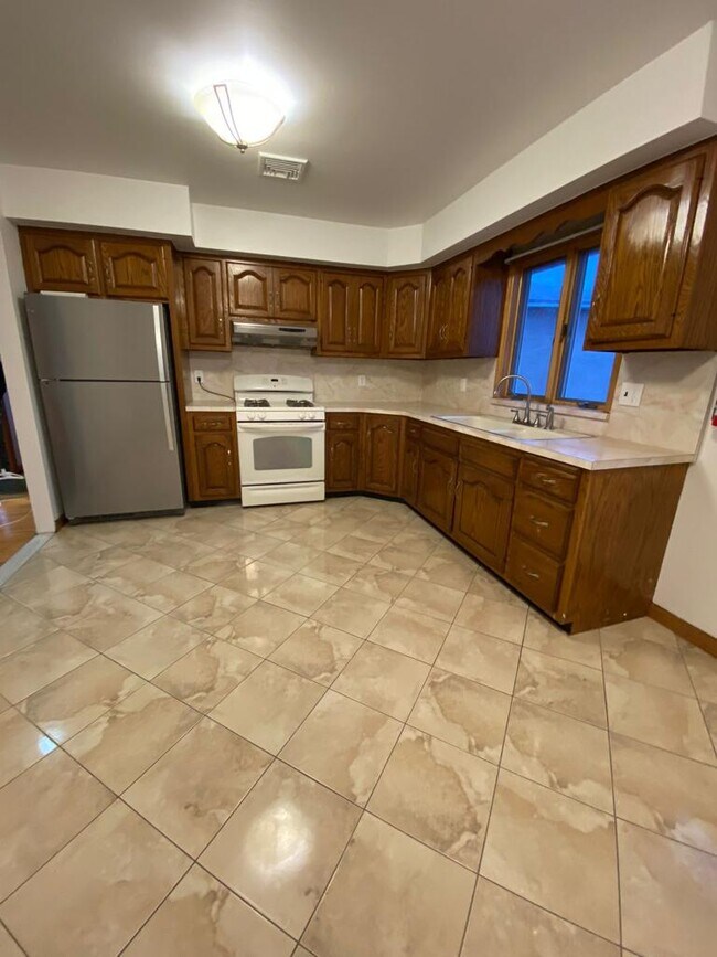 Foto del edificio - 570 Harrison Ave