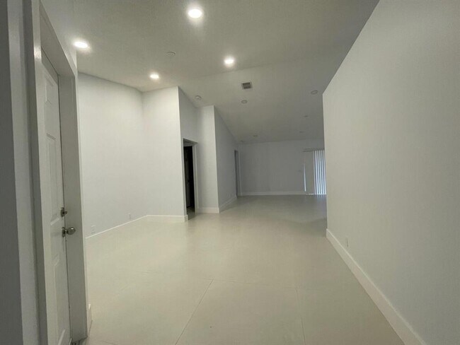Building Photo - 1630 Zenith Way