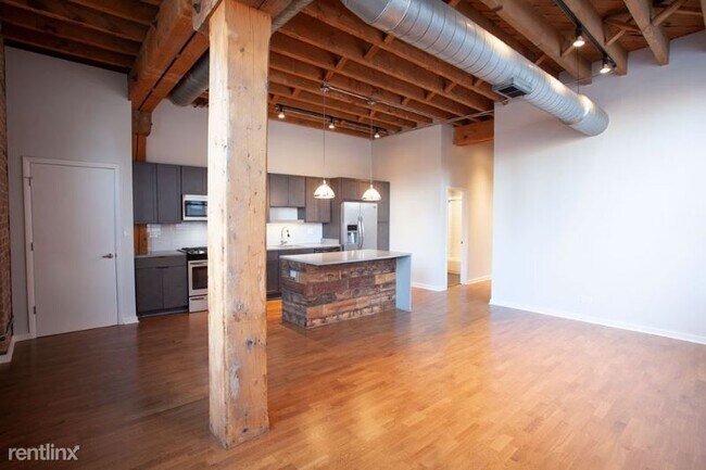 Building Photo - 131 N Green St
