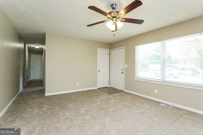 Building Photo - 5848 Ronnie Dr