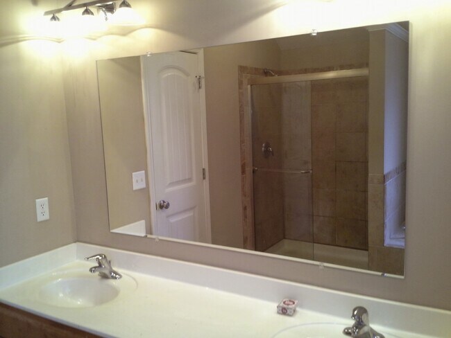 Foto del edificio - Large 5 bedroom raised ranch