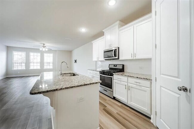 Building Photo - 1020 Foxglove Dr