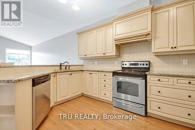 Building Photo - 108 Villageview Private