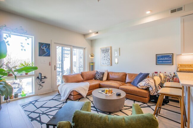 Foto del edificio - Stunning 2 BR & a Den/2 BA  Condo in H Str...