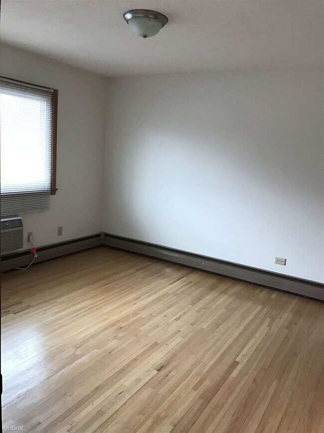 Building Photo - 2 br, 1.5 bath Townhome - Presidential Est...